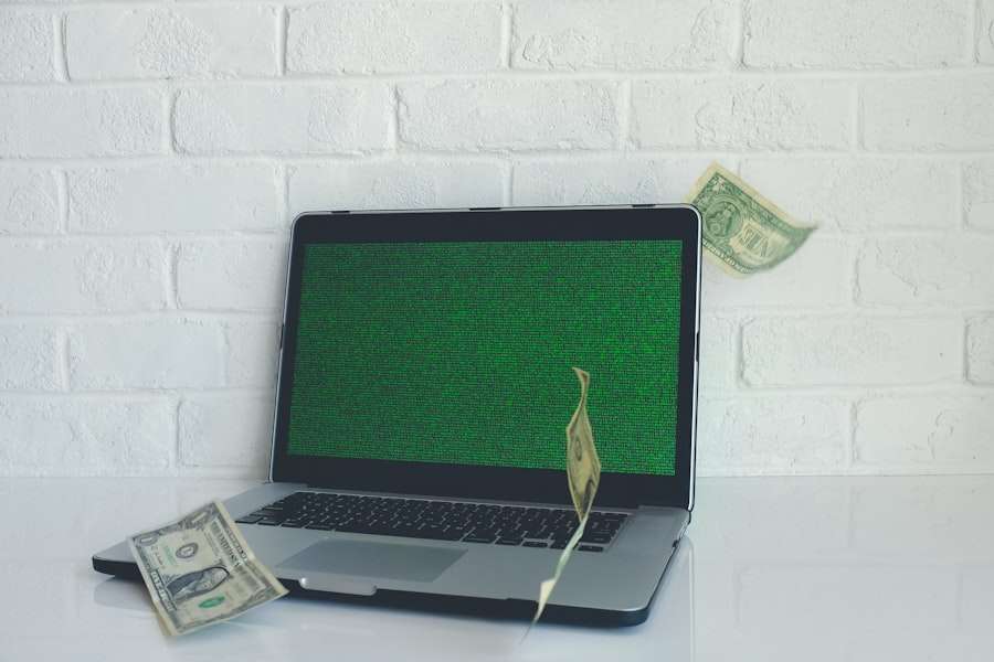 Suchmaschinenoptimierung Hannover - Ein geöffneter Laptop auf einem weißen Schreibtisch zeigt einen grünen Bildschirm mit schwarzem Text. Dollarscheine schweben in der Luft um den Laptop herum und suggerieren den finanziellen Erfolg der Dienste einer Suchmaschinenoptimierungsagentur. Der Hintergrund ist eine weiße Backsteinmauer. Local SEO Agentur Hannover.