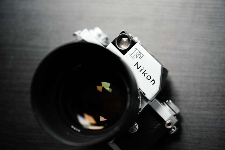 SEO Hannover - Nahaufnahme einer Nikon-Filmkamera auf einer dunklen Oberfläche, perfekt für Fotografie-Tipps-Fans. Die markante Linse wirft eine leichte Reflexion, während das Kameragehäuse stolz das „Nikon“-Logo und ein „F“-Symbol zeigt. Das Bild konzentriert sich auf den detailreichen oberen Teil. Local SEO Agentur Hannover.