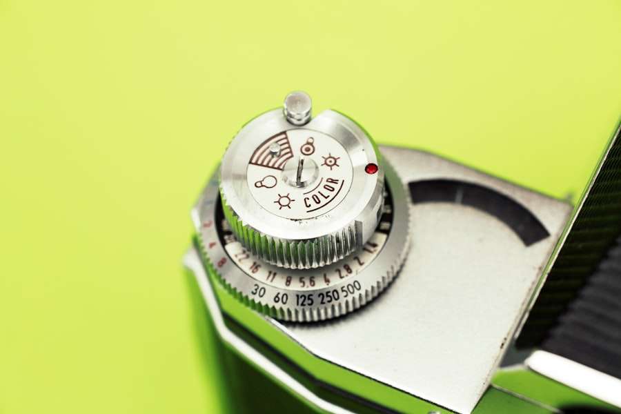 SEO Hannover - Nahaufnahme des Belichtungsrads einer Vintage-Kamera vor einem limettengrünen Hintergrund, perfekt für professionelle Fotografie. Das Rad zeigt Symbole für verschiedene Lichtverhältnisse und Verschlusszeiten von B bis 500. Sein metallisches Design verfügt über einen kleinen roten Punktindikator. Local SEO Agentur Hannover.