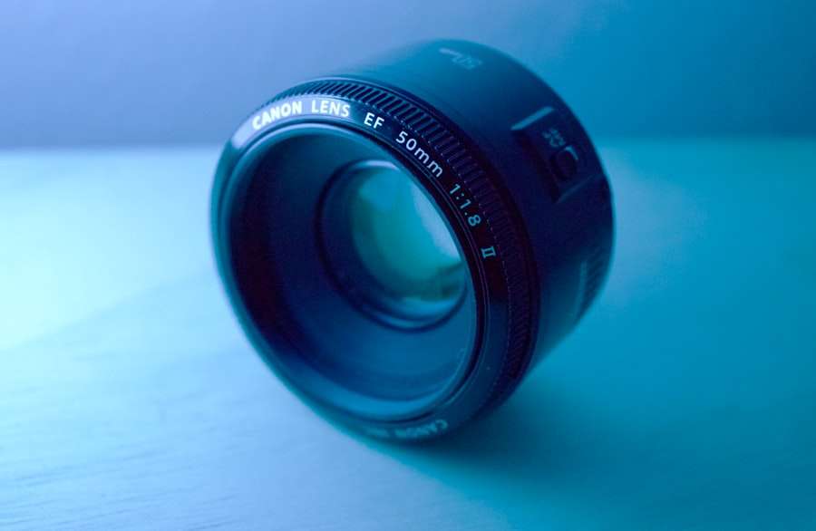 SEO Hannover - Ein Canon EF 50mm f/1.8 II Kameraobjektiv liegt auf der Seite unter einem sanften blauen Licht, das die Linsenelemente und das eingravierte Etikett auf dem Gehäuse hervorhebt. Dieses Setup ist perfekt für die Aufnahme inspirierender Fotografie-Tipps und betont Präzision und Kunstfertigkeit in jeder Aufnahme. Local SEO Agentur Hannover.