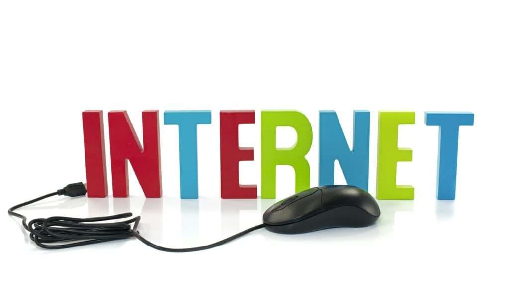 Webdesign Hannover - Das Bild zeigt das Wort „INTERNET“ in bunten Blockbuchstaben auf weißem Hintergrund und betont damit die Wichtigkeit einer barrierefreien Webseite. Vor den Buchstaben ist eine schwarze Computermaus mit Kabel platziert, deren Kabel elegant über das Bild drapiert ist. Local SEO Agentur Hannover.