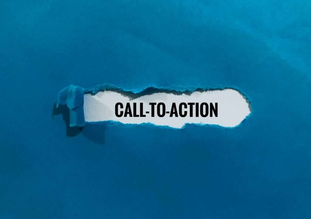 Webdesign Hannover - Auf einem blauen Blatt Papier mit einem waagerechten Riss in der Mitte ist in fetten schwarzen Buchstaben auf weißem Hintergrund der Text „CALL-TO-ACTION“ zu sehen, der die Frage aufwirft: „Was versteht man unter CTA?“ Local SEO Agentur Hannover.