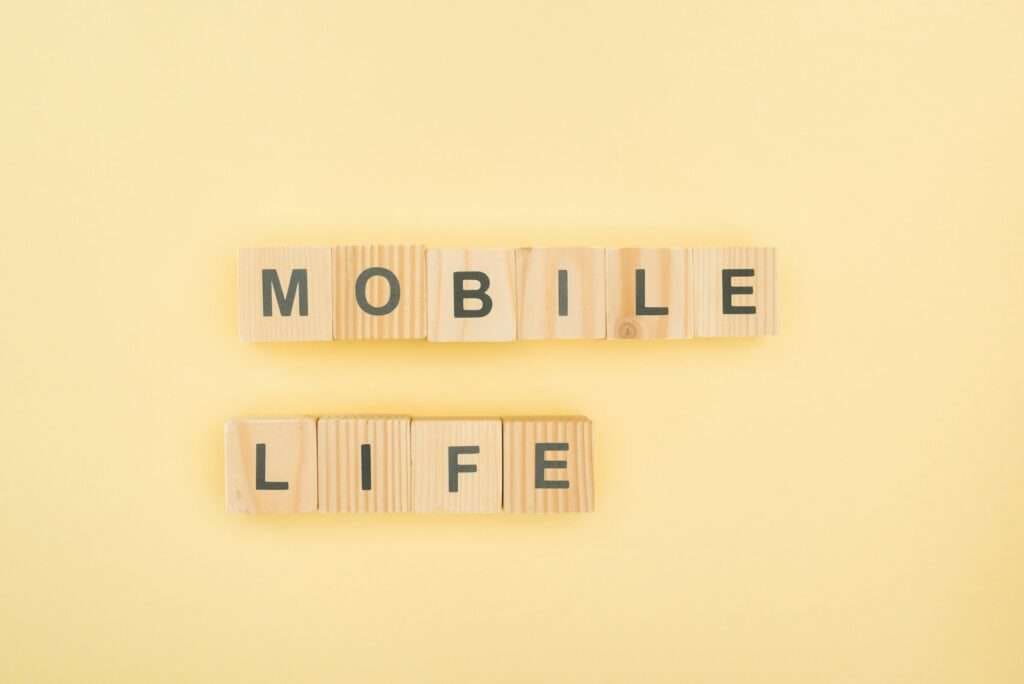Webdesign Hannover - Die so angeordneten Blöcke bilden auf einem hellgelben Hintergrund das Wort „MOBILE LIFE“ und spiegeln eine von Google inspirierte Ästhetik wider, die den Mobile-First-Ansatz betont. Local SEO Agentur Hannover.