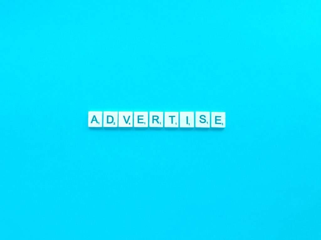 Webdesign Hannover - Das Bild zeigt das aus Scrabble-Steinen geformte Wort „WERBEN“ auf einem leuchtend blauen Hintergrund und spiegelt so die Einfachheit und doch strategische Entscheidung für Google Werbung Preise wider. Local SEO Agentur Hannover.