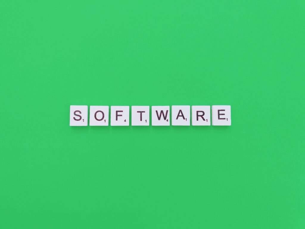 Webdesign Hannover - Das Bild zeigt das Wort „SOFTWARE“, das aus einzelnen weißen Buchstabenkacheln besteht und sorgfältig in einer Reihe vor einem grünen Hintergrund angeordnet ist und an die Schnittstelle eines WordPress-Plugins erinnert. Local SEO Agentur Hannover.