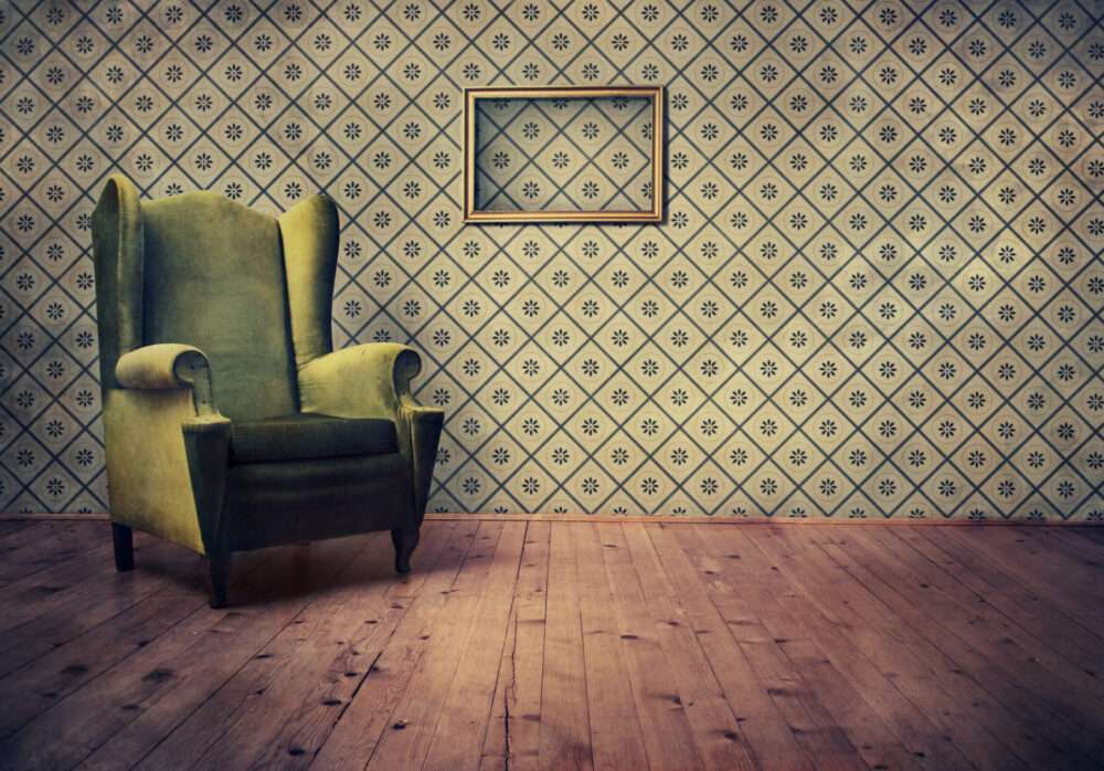 Webdesign Hannover – In Vorbereitung auf den Relaunch der Website strahlt der im Vintage-Stil gestaltete Raum Nostalgie aus. Ein leerer Bilderrahmen ziert eine gemusterte Tapete. In der Ecke steht ein olivgrüner Sessel auf einem Holzboden und schafft eine minimalistische Atmosphäre, die die sorgfältige Gestaltungswahl unserer Agentur widerspiegelt. Local SEO Agentur Hannover. Webdesign Hannover - In Vorbereitung auf den Relaunch der Website strahlt der im Vintage-Stil gestaltete Raum Nostalgie aus. Ein leerer Bilderrahmen ziert eine gemusterte Tapete. In der Ecke steht ein olivgrüner Sessel auf einem Holzboden und schafft eine minimalistische Atmosphäre, die die sorgfältige Gestaltungswahl unserer Agentur widerspiegelt. Local SEO Agentur Hannover.