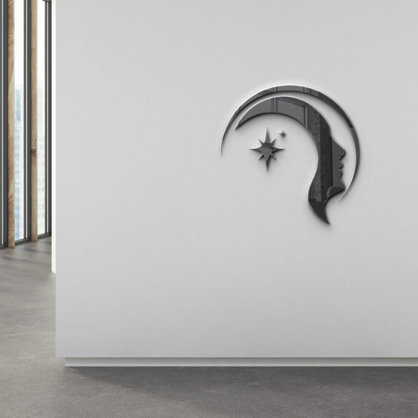Webdesign Hannover - Eine minimalistische Wand zeigt ein metallisches Logo von einem erfahrenen Logodesigner aus Hannover, das ein menschliches Profil innerhalb einer Mondsichel vor zwei Sternen darstellt. Große Fenster auf der linken Seite füllen den modernen, leeren Raum mit natürlichem Licht. Local SEO Agentur Hannover.