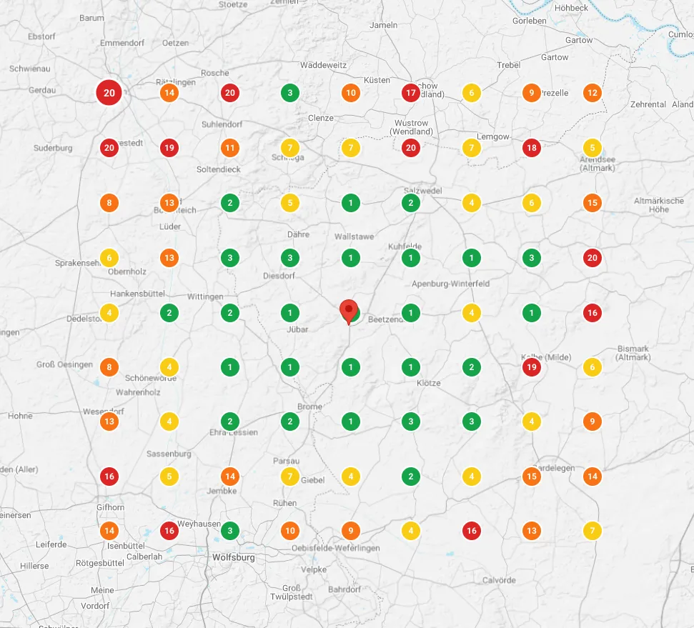 Webdesign Hannover - Ein Raster aus farbigen, nummerierten Kreisen - überwiegend grün, gelb und orange, einige wenige rot - zeigt die Ergebnisse des Google-Ranking-Checks über einer Karte der deutschen Städte. In der Mitte des Rasters befindet sich ein roter Kreis mit der Nummer "17". Local SEO Agentur Hannover.